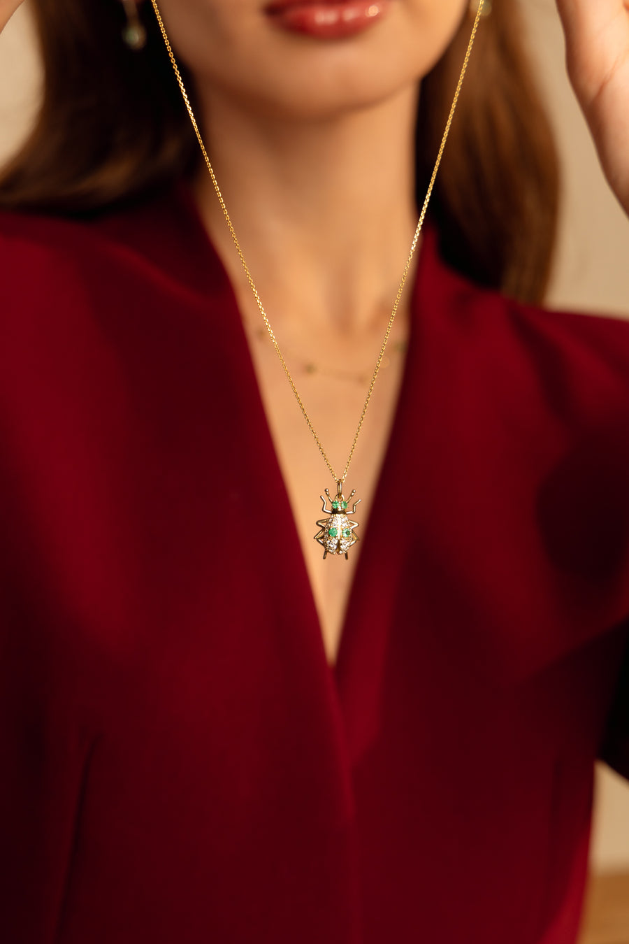 Dije escarabajo esmeraldas y diamantes 14k