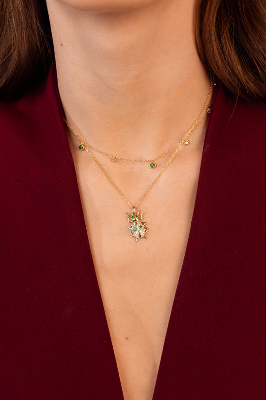 Dije escarabajo esmeraldas y diamantes 14k