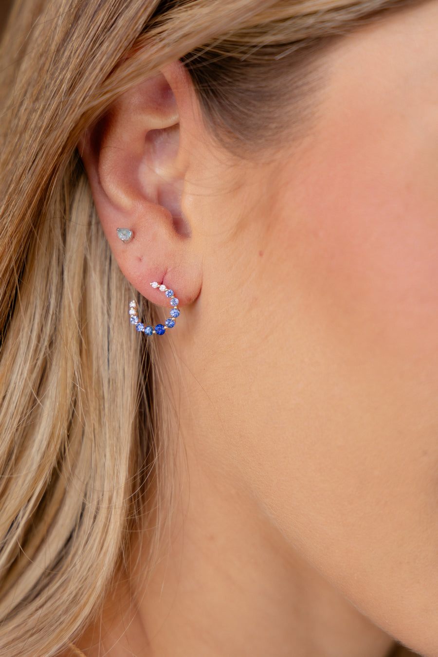 Aretes curva zafiros azules degradados 18k