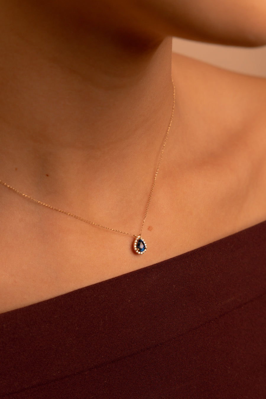 Dije zafiro azul PS 0.5ct con halo de diamantes 14k