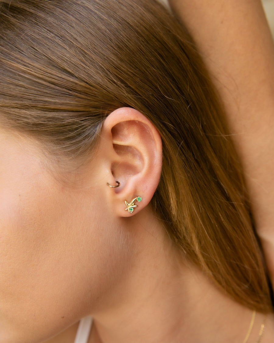 Aretes hojitas Esmeraldas 14k