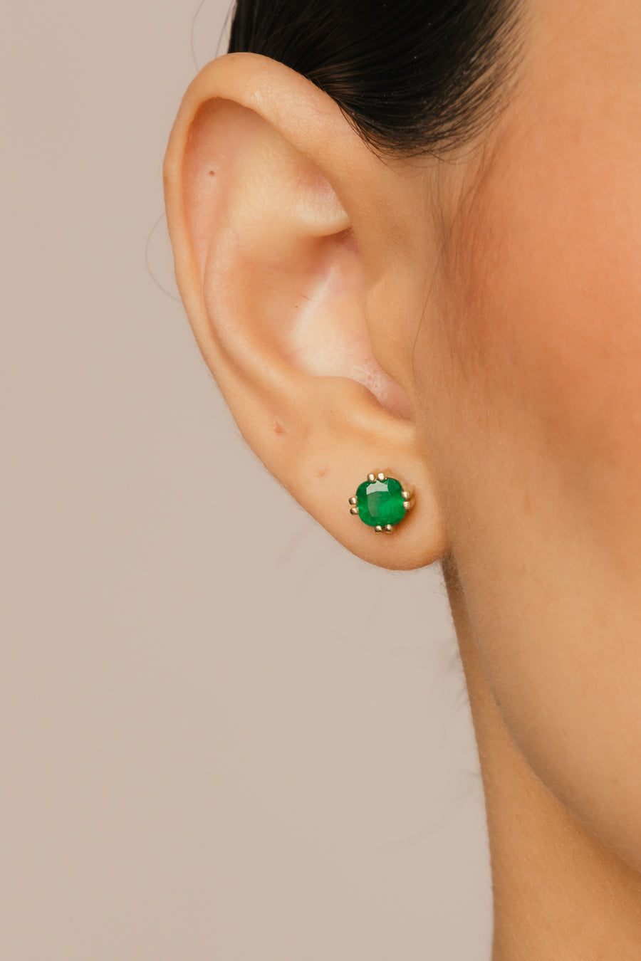 Aretes esmeralda CU 1.6ct total con doble uña 14k