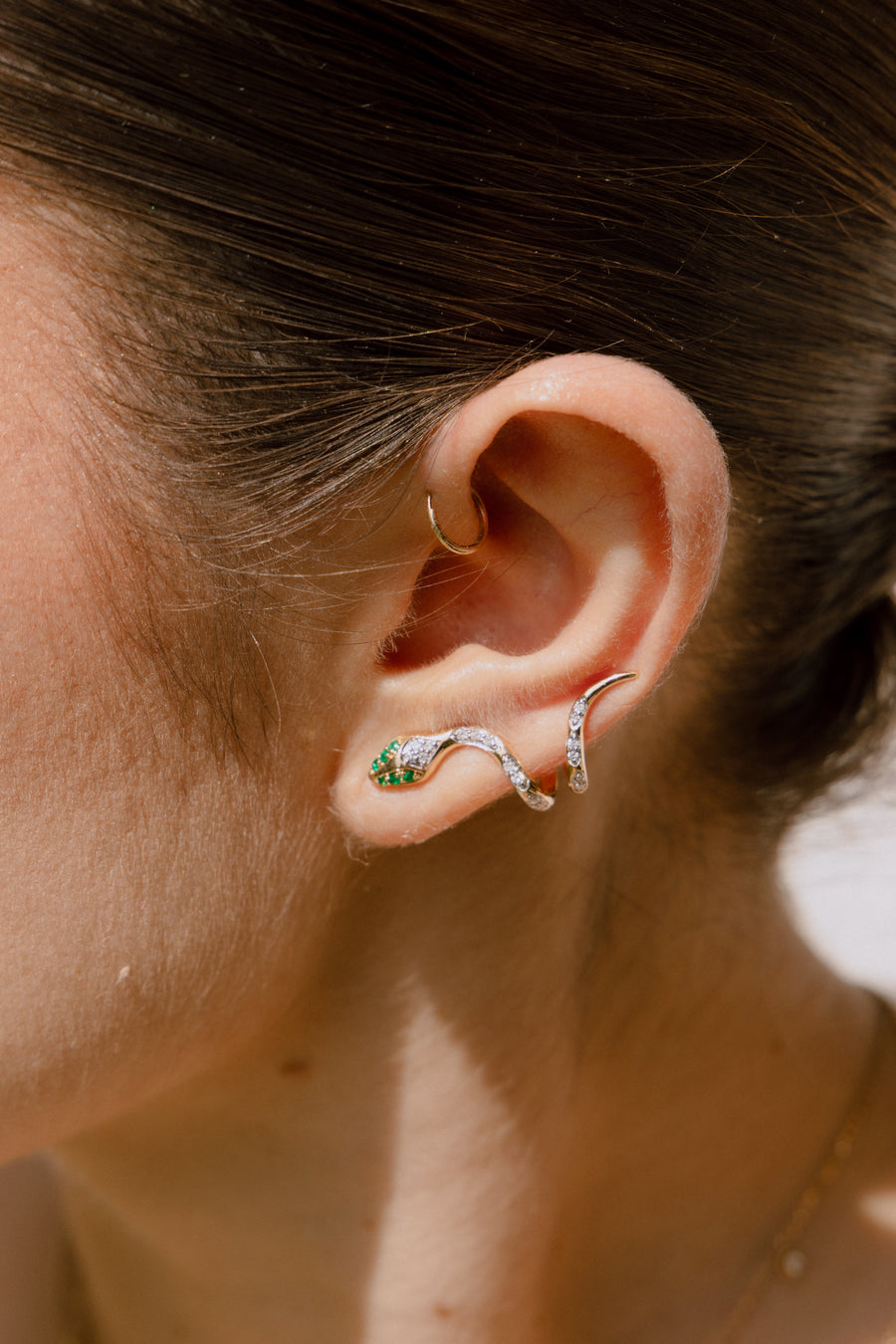 Aretes serpiente diamante y esmeralda crawlers 18k