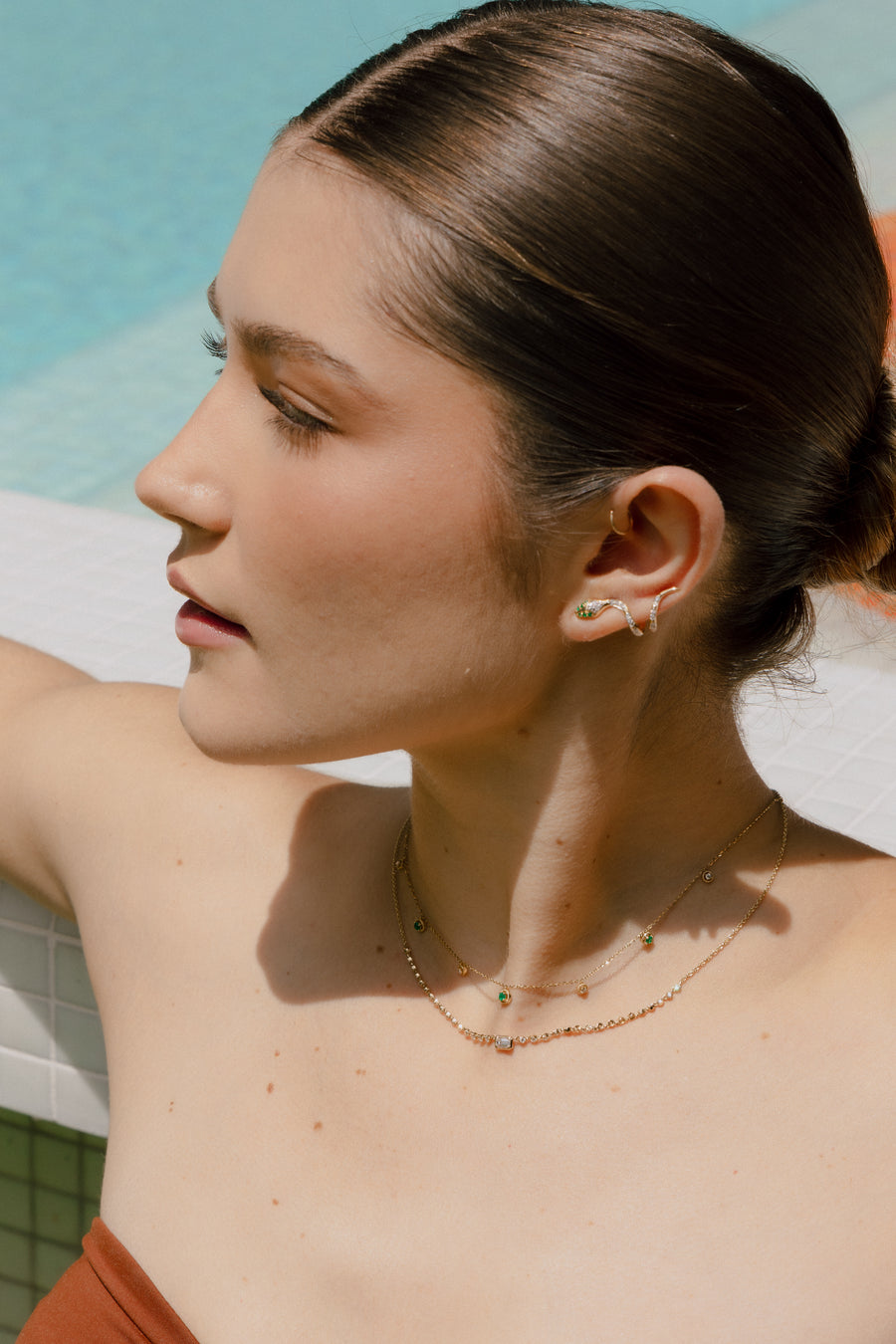 Aretes serpiente diamante y esmeralda crawlers 18k