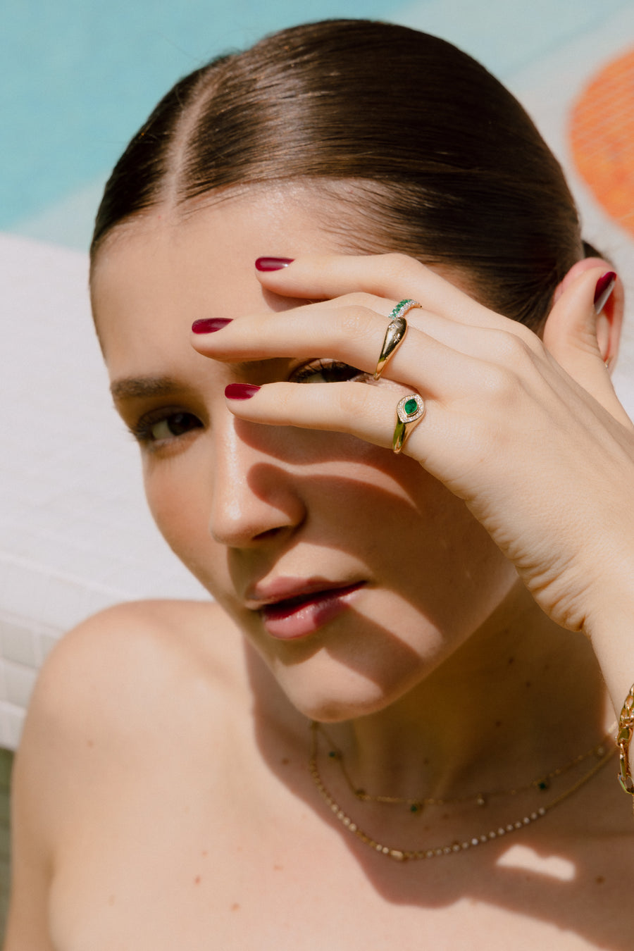Pinky ring esmeralda MQ con halo de diamantes 14k