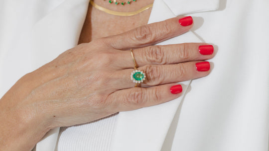 Anillo Kate esmeralda OV 1.6ct con halo de diamantes 14k