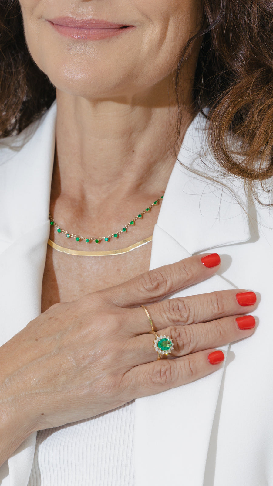 Anillo Kate esmeralda OV 1.6ct con halo de diamantes 14k