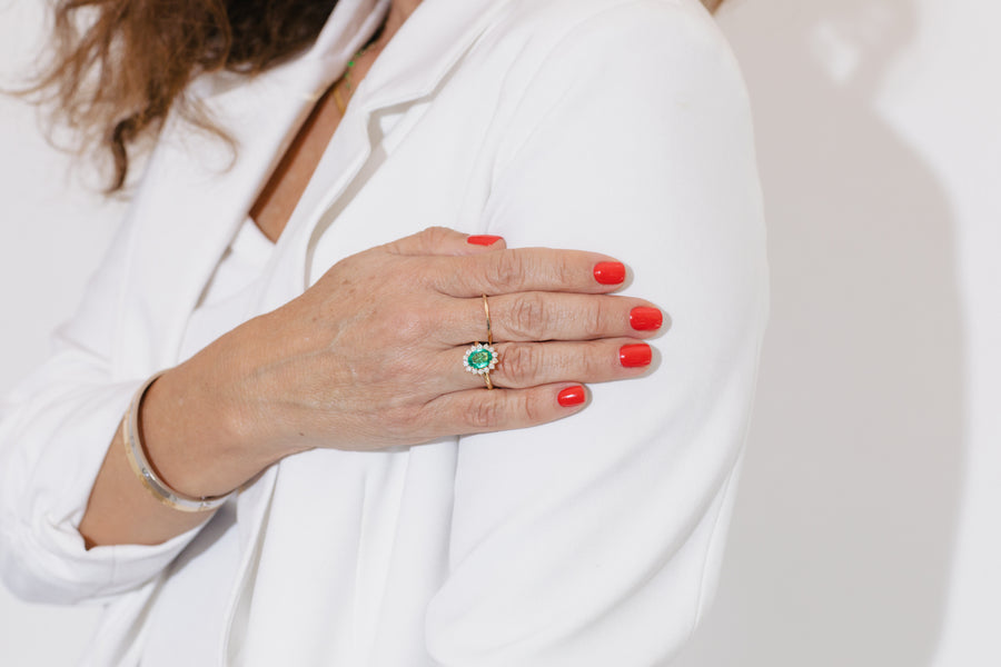 Anillo Kate esmeralda OV 1.6ct con halo de diamantes 14k