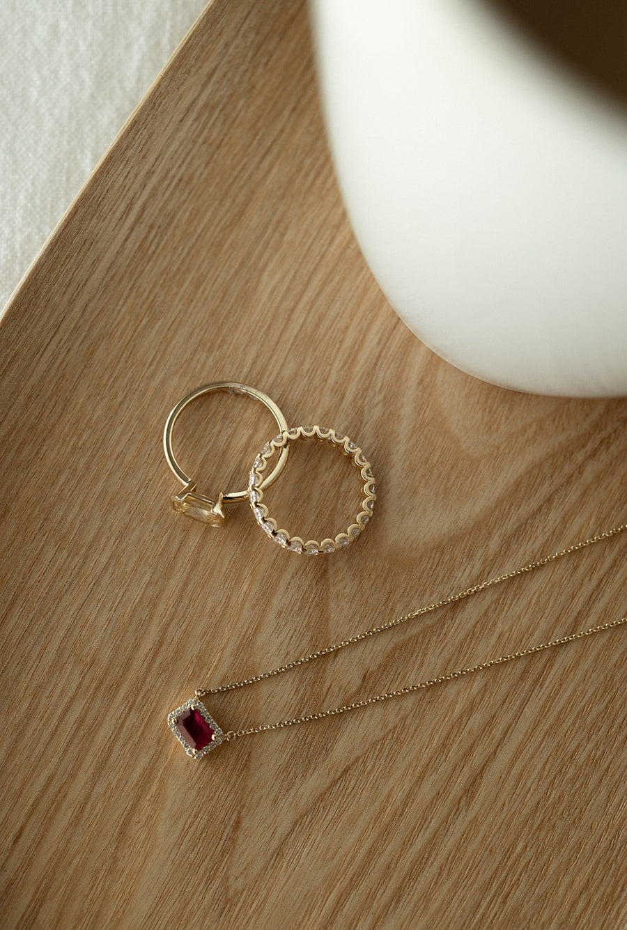 Dije rubi 0.6ct con halo de diamantes 14k