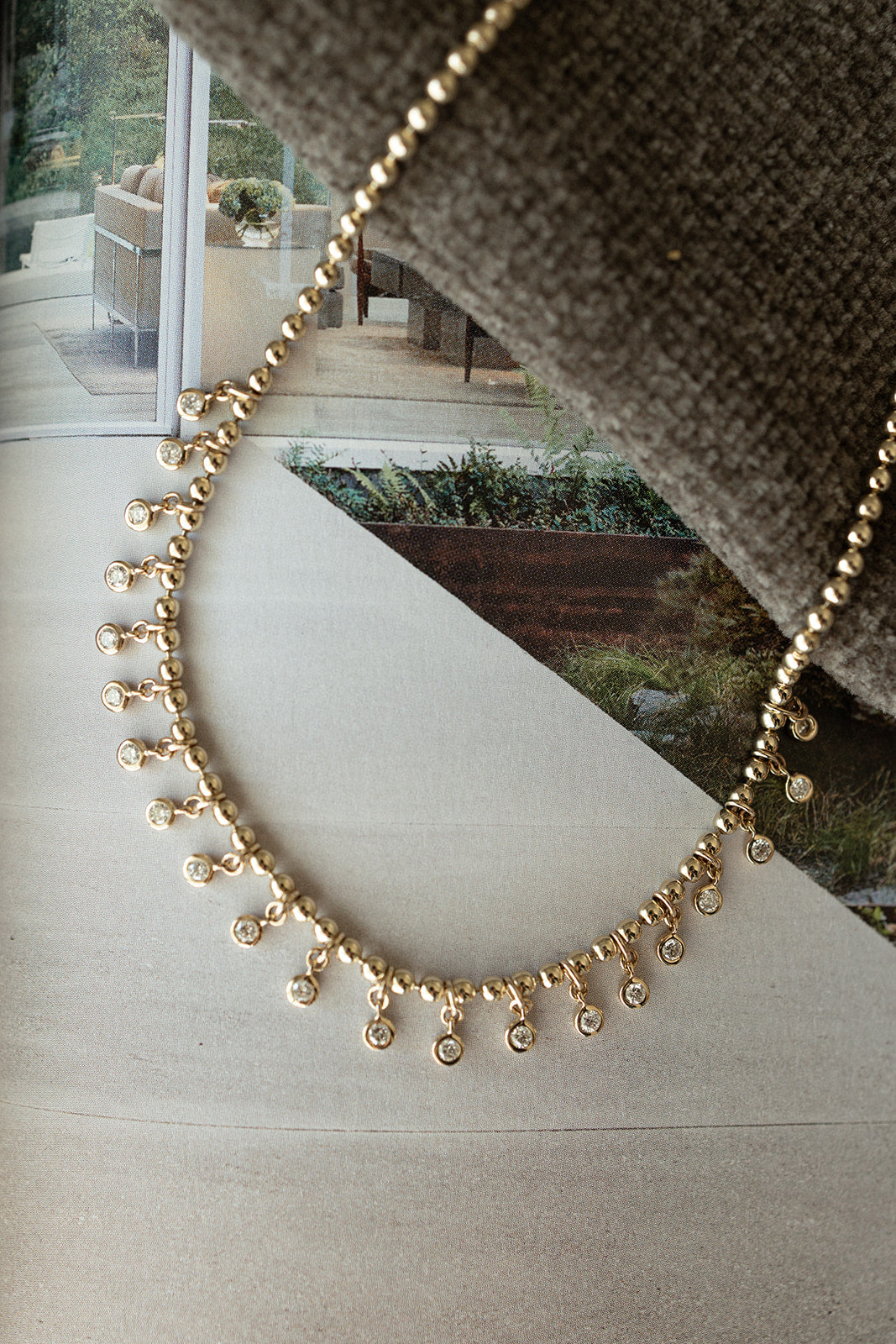 Collar bolitas con diamantes en bisel colgando 0.56ct 14K