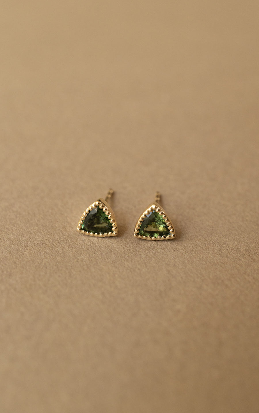 Aretes zafiro verde TR Milgrain 14k