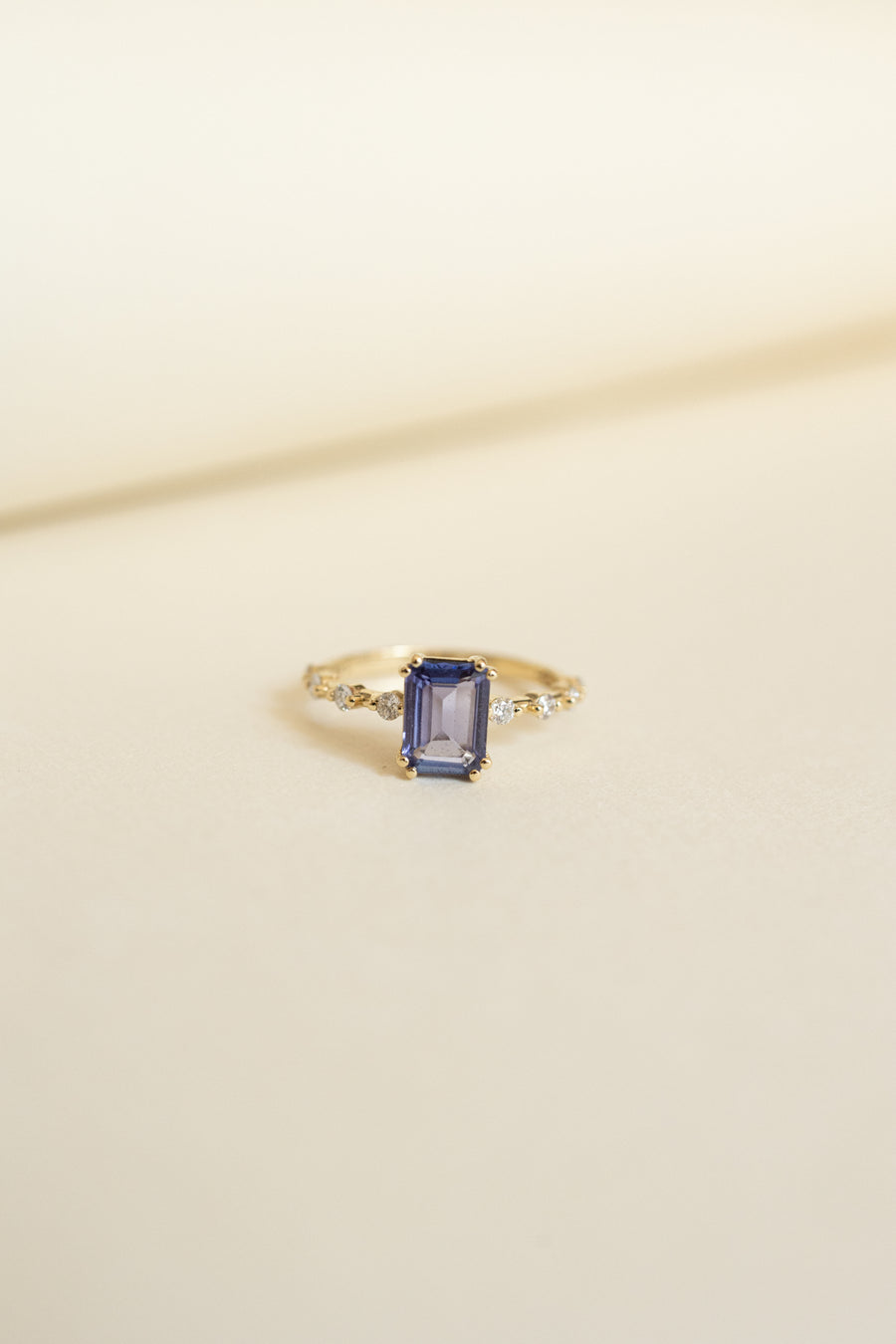 Anillo tanzanita EC 1.5ct con diamantes laterales .1ct 14k