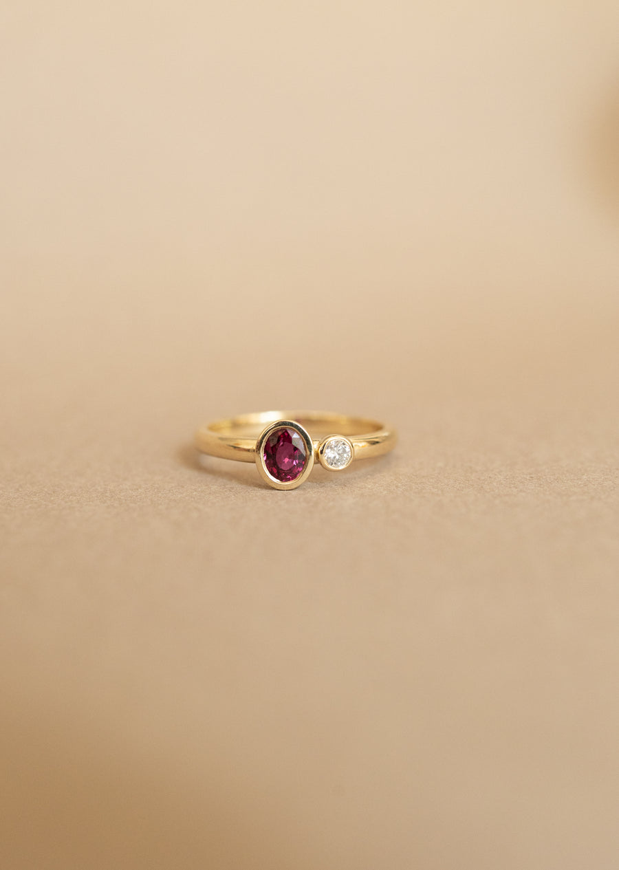 Anillo tu y yo rubi OV diam RD bisel 14k