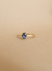 Anillo zafiro azul OV 0.7ct bisel 14k