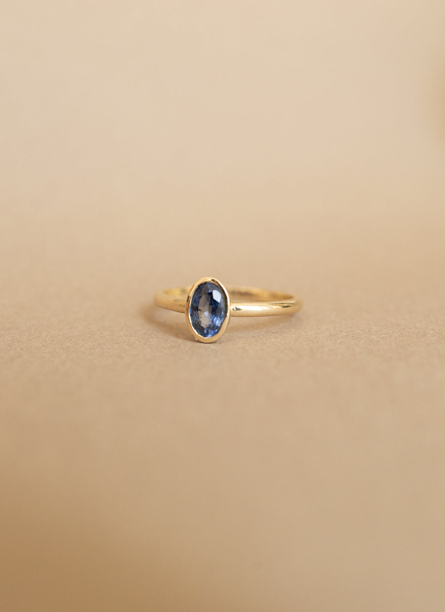 Anillo zafiro azul OV 0.7ct bisel 14k