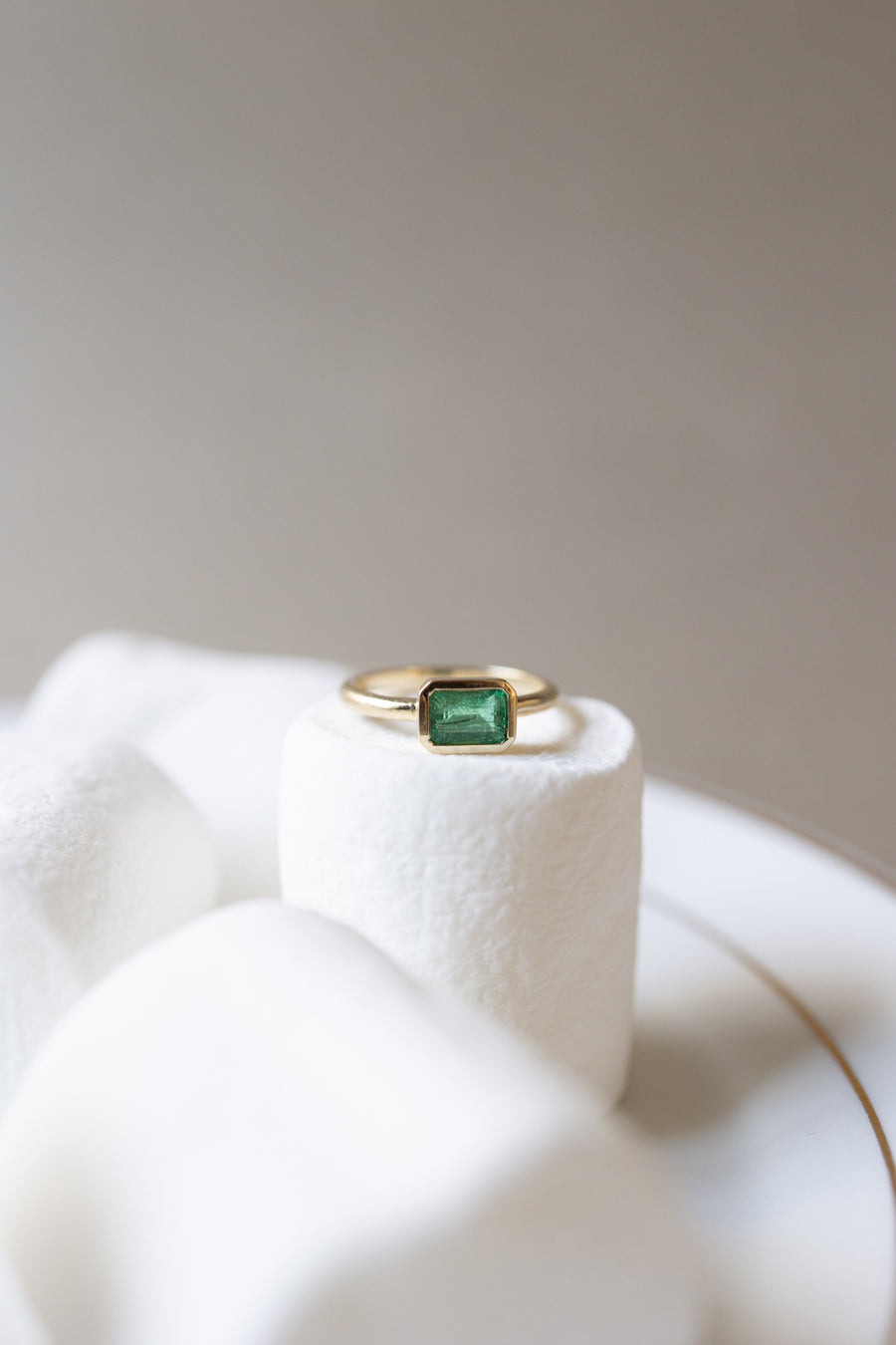 Anillo esmeralda EC 0.75ct bisel 14K