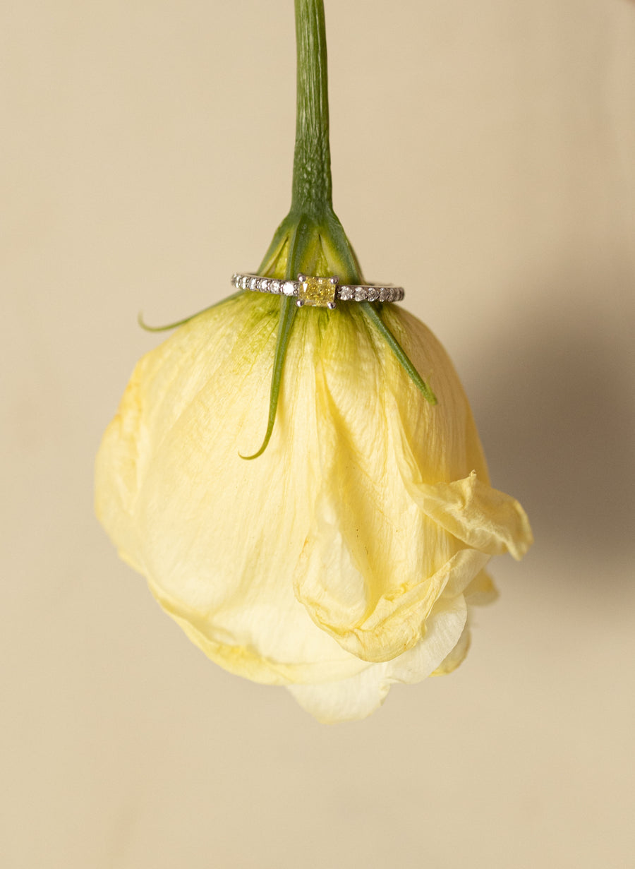Anillo diamante amarillo 0.2ct diamantes blancos 0.1ct 14k