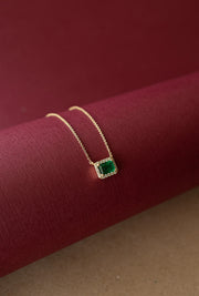 Dije de esmeralda 0.75ct con halo de diamantes 14k