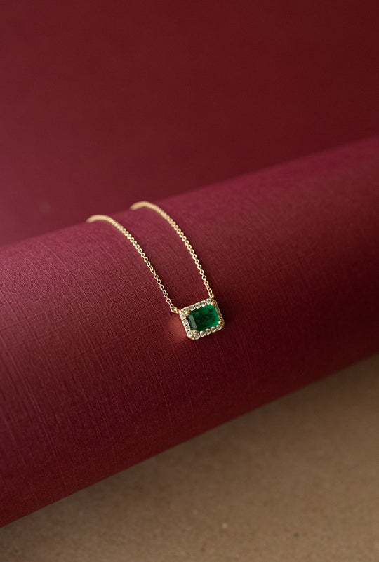 Dije de esmeralda 0.75ct con halo de diamantes 14k
