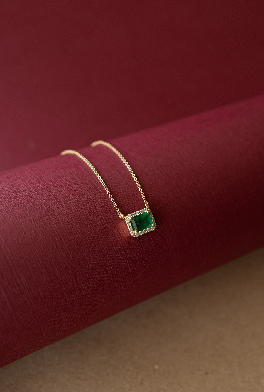 Dije de esmeralda 0.75ct con halo de diamantes 14k