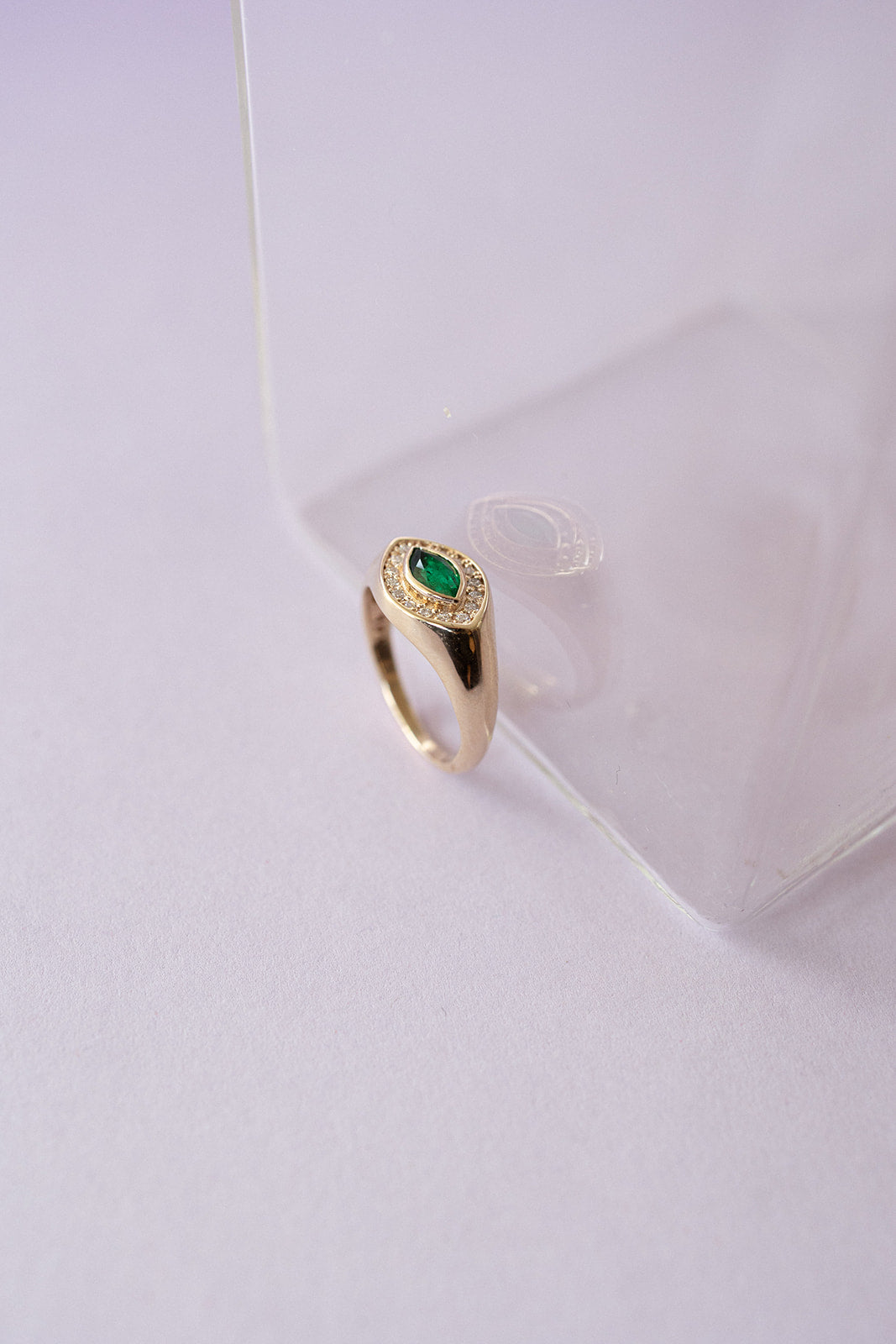 Pinky ring esmeralda MQ con halo de diamantes 14k
