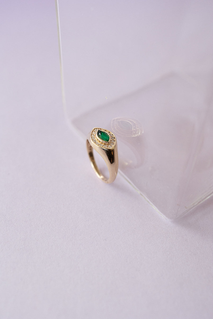 Pinky ring esmeralda MQ con halo de diamantes 14k