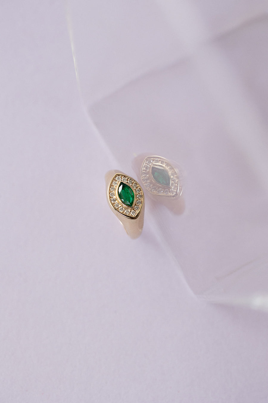 Pinky ring esmeralda MQ con halo de diamantes 14k