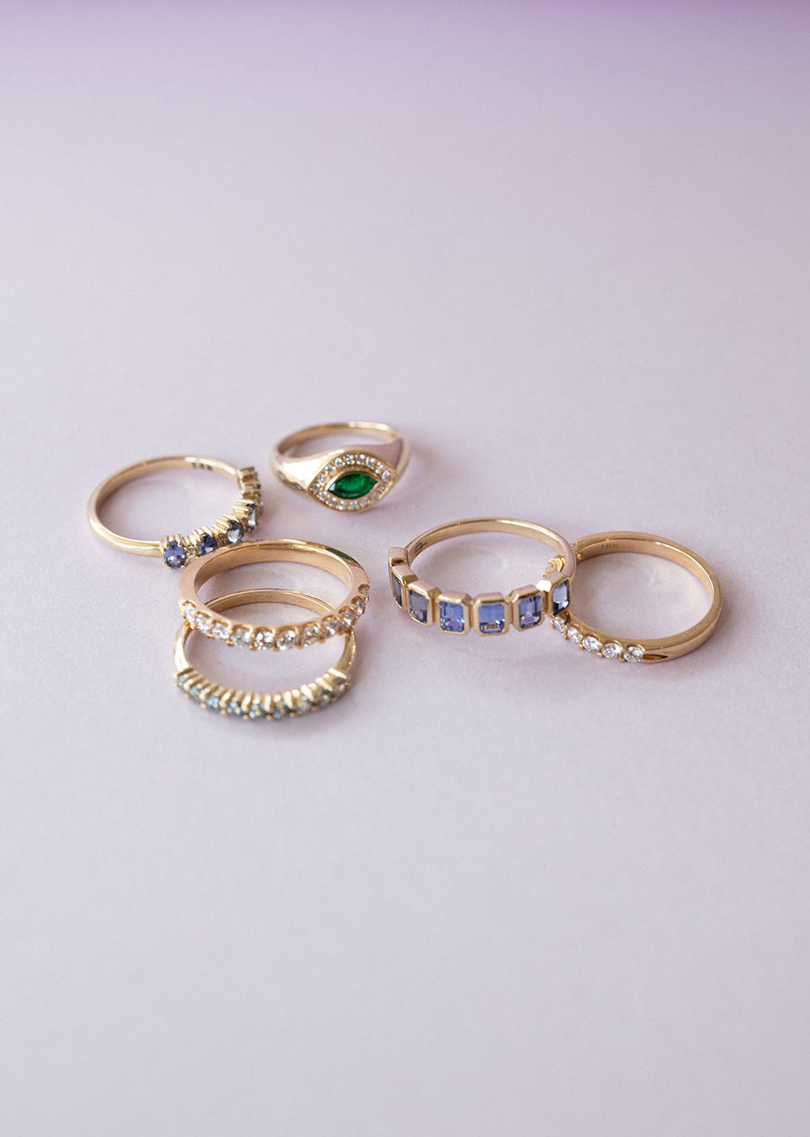 Pinky ring esmeralda MQ con halo de diamantes 14k