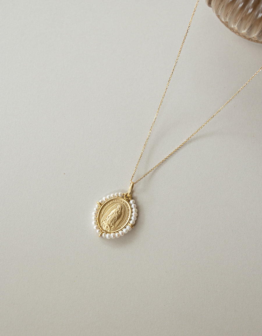 Medalla virgen Gpe con perlas 14k