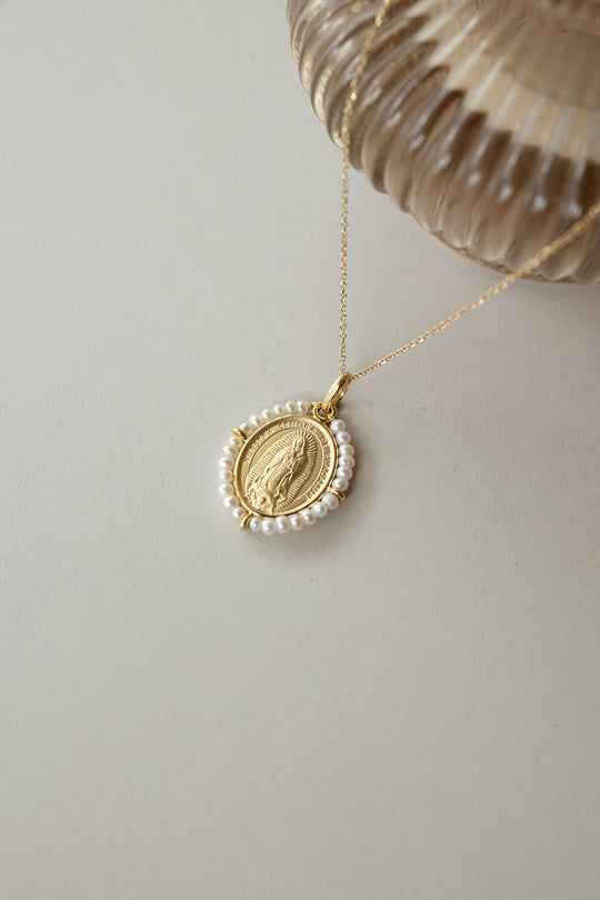 Medalla virgen Gpe con perlas 14k
