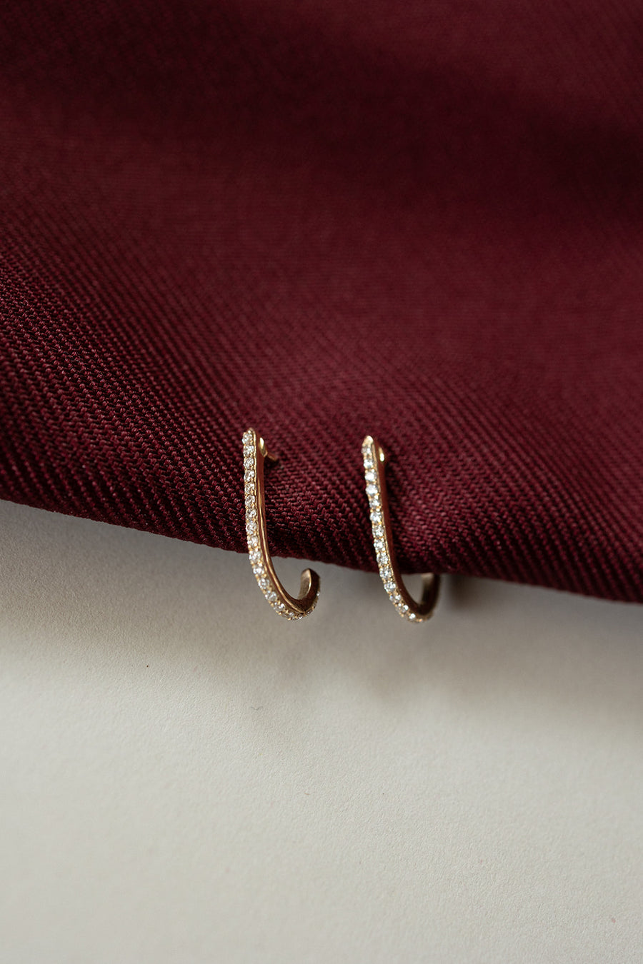 Arracadas U una linea diamantes 14k