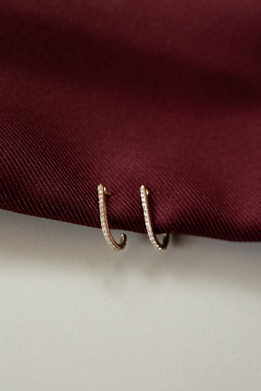 Arracadas U una linea diamantes 14k
