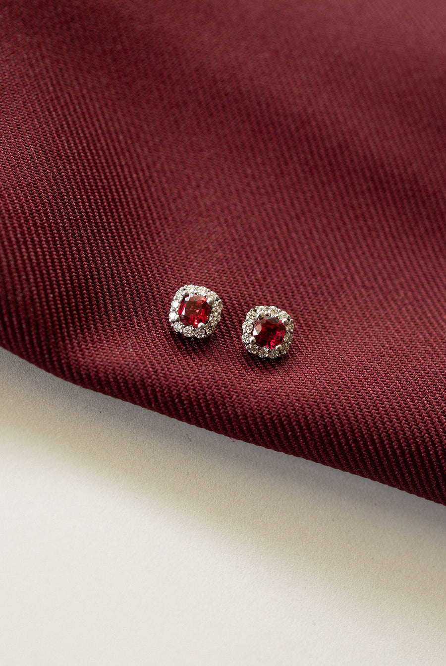 Aretes Spinel rojo CU 0.6ct con halo de diamantes 0.12ct 14K