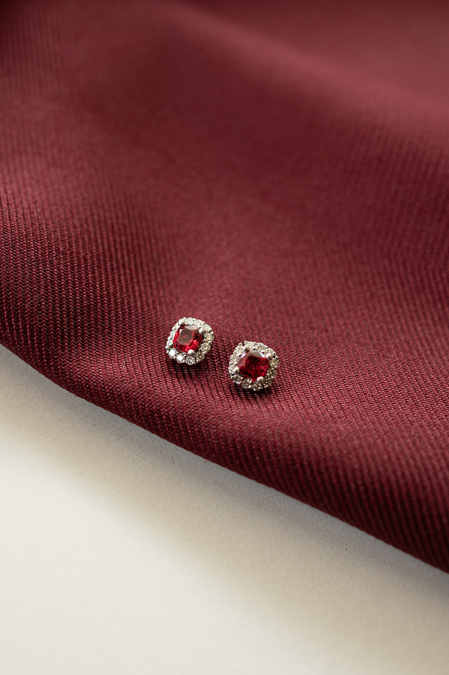 Aretes Spinel rojo CU 0.6ct con halo de diamantes 0.12ct 14K