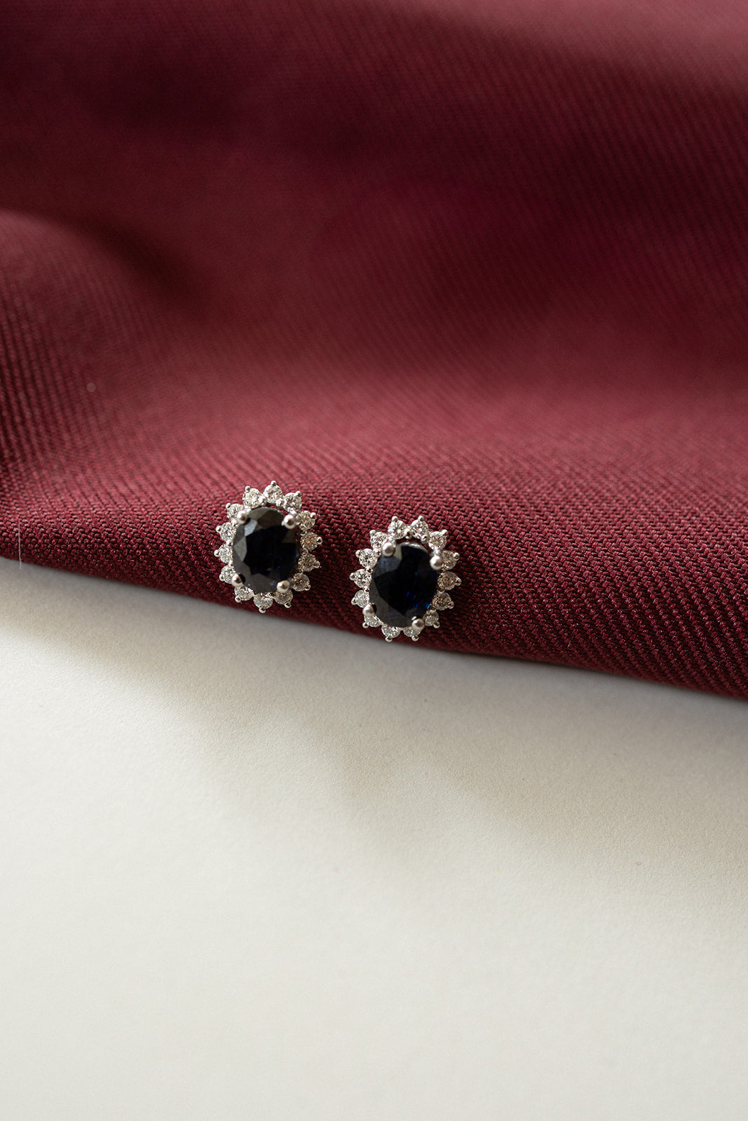 Aretes Kate zafiro azul 2ct  con halo de diamantes 0.5ct 14k