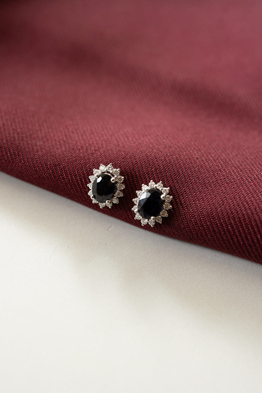 Aretes Kate zafiro azul 2ct  con halo de diamantes 0.5ct 14k