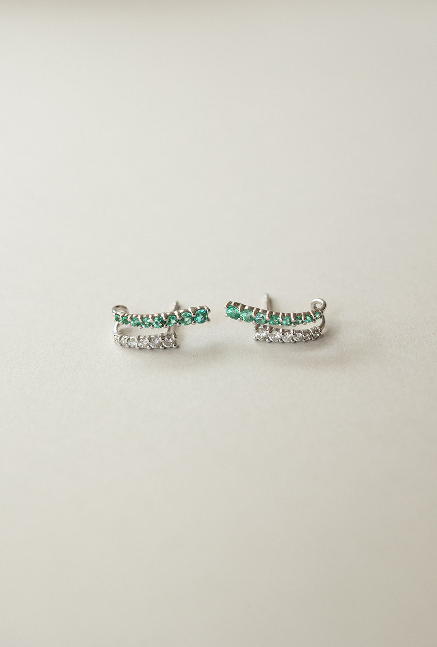 Medias arracadas esmeraldas y diamantes 18k