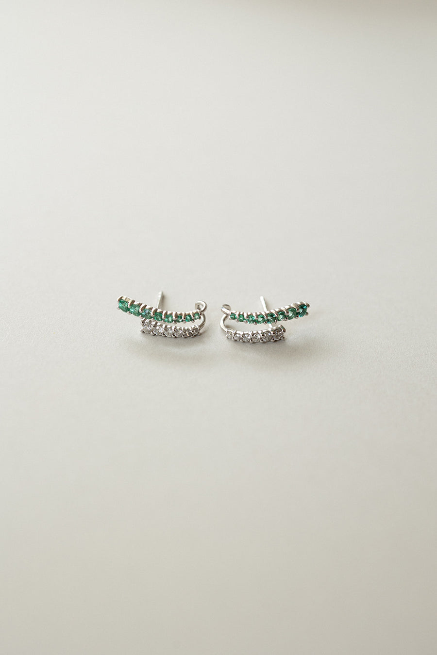 Medias arracadas esmeraldas y diamantes 18k
