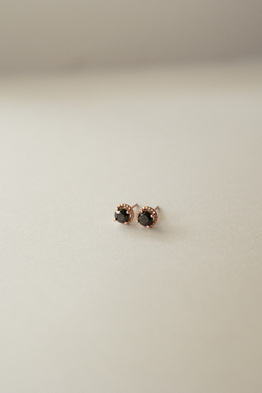 Aretes diamante negro 0.8ct 14k