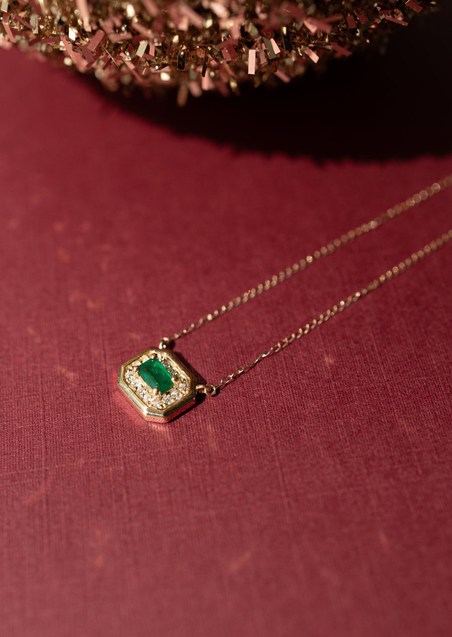 Dije esmeralda EC 0.3ct con halo de diamantes 0.12ct bisel 14k