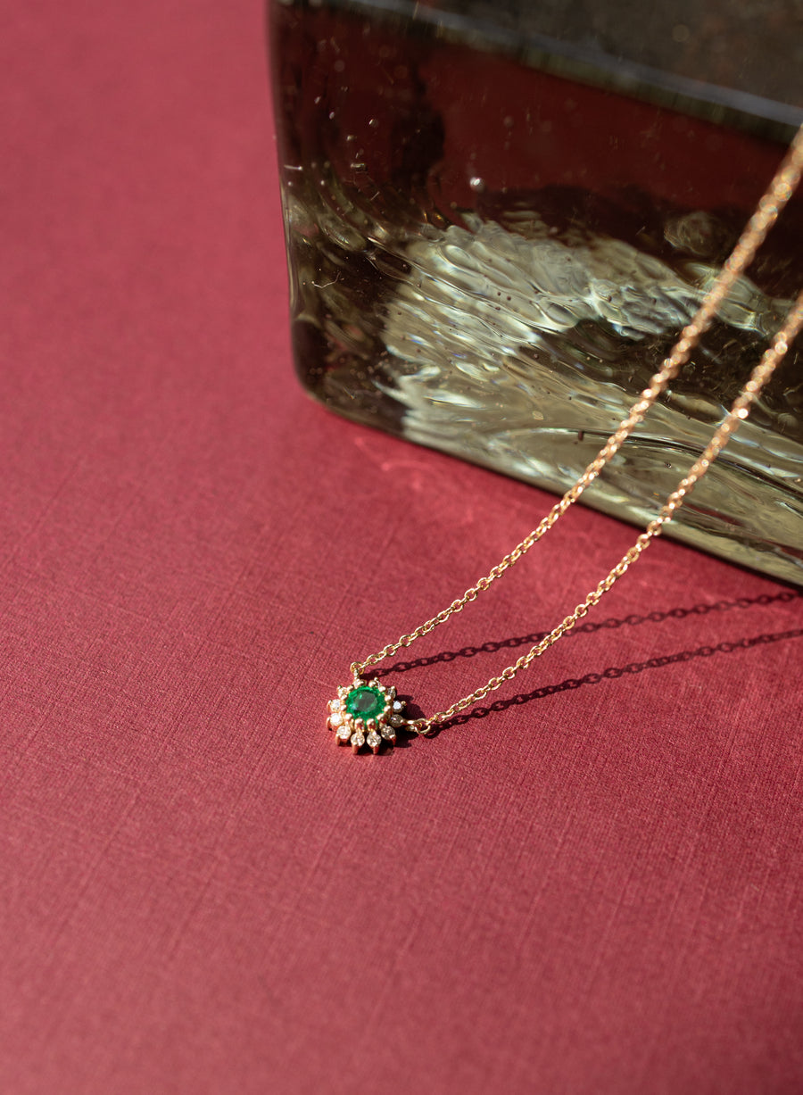 Dije esmeralda RD 0.35ct con halo de diamantes 0.1ct 14k