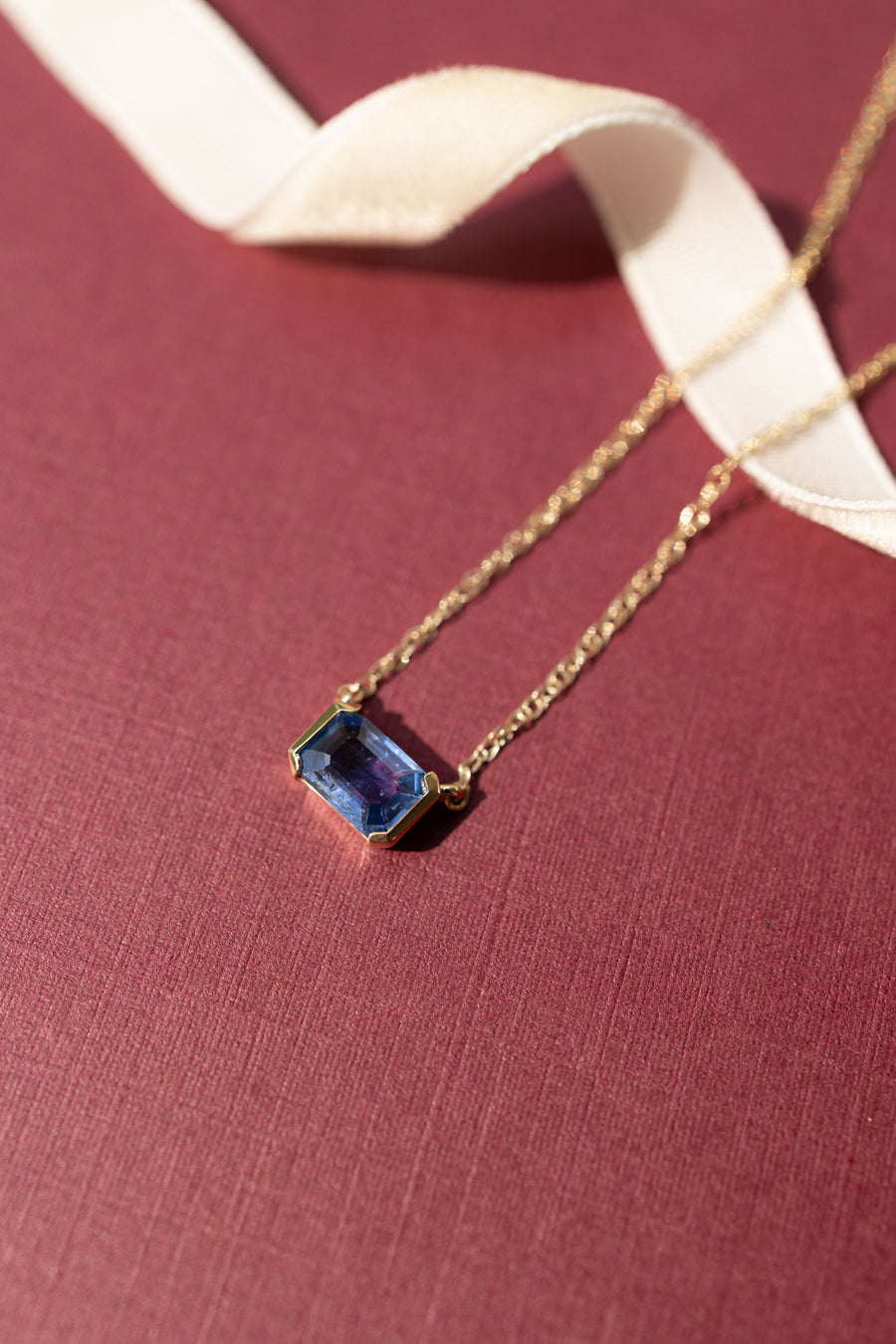 Dije zafiro azul EC 1ct medio bisel 14k