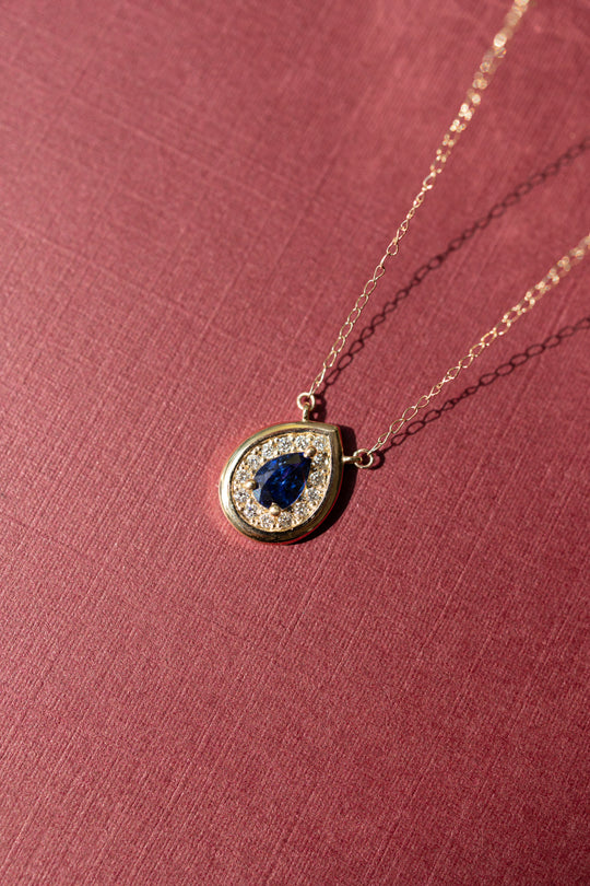 Dije Bisel PS zafiro azul .5ct c/halo de diamantes .12ct bisel 14k