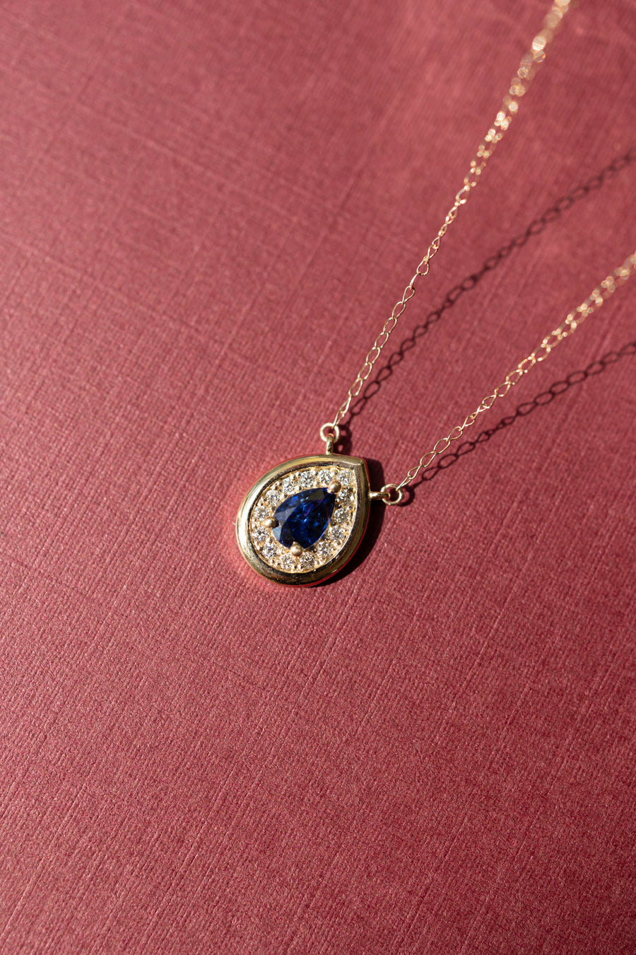 Dije Bisel PS zafiro azul .5ct c/halo de diamantes .12ct bisel 14k