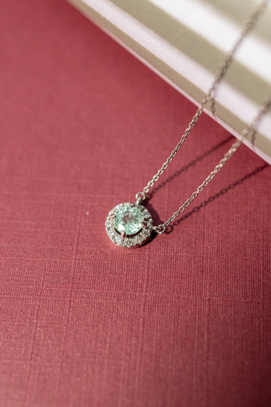 Dije tourmalina Paraiba 0.45ct con halo de diamantes 0.1ct 14k