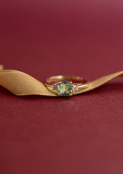 Anillo esmeralda cushion 0.5ct con diamantes laterales 0.08ct 14k