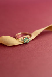 Anillo esmeralda cushion 0.5ct con diamantes laterales 0.08ct 14k