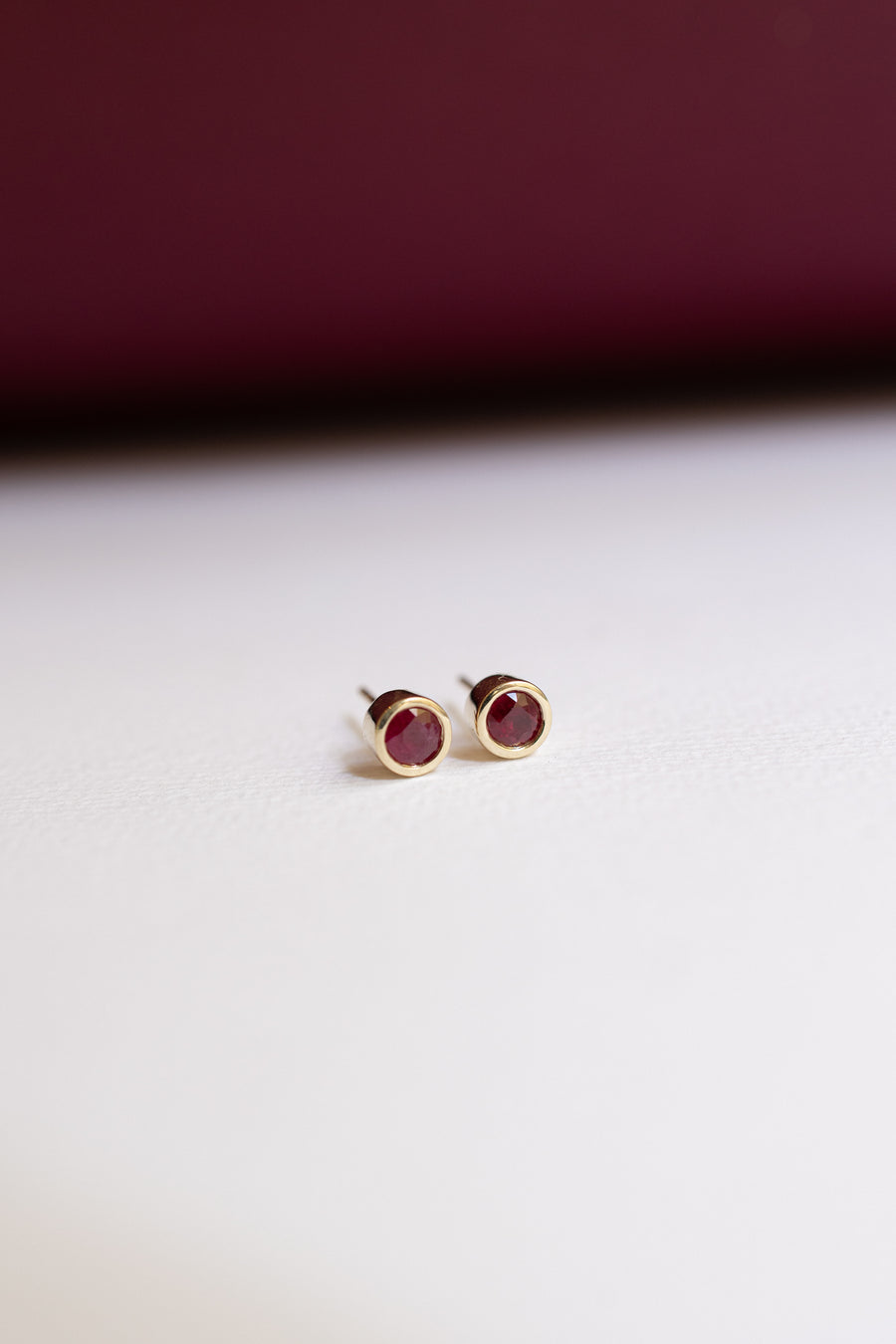 Aretes de rubíes RD 0.8ct bisel 14k