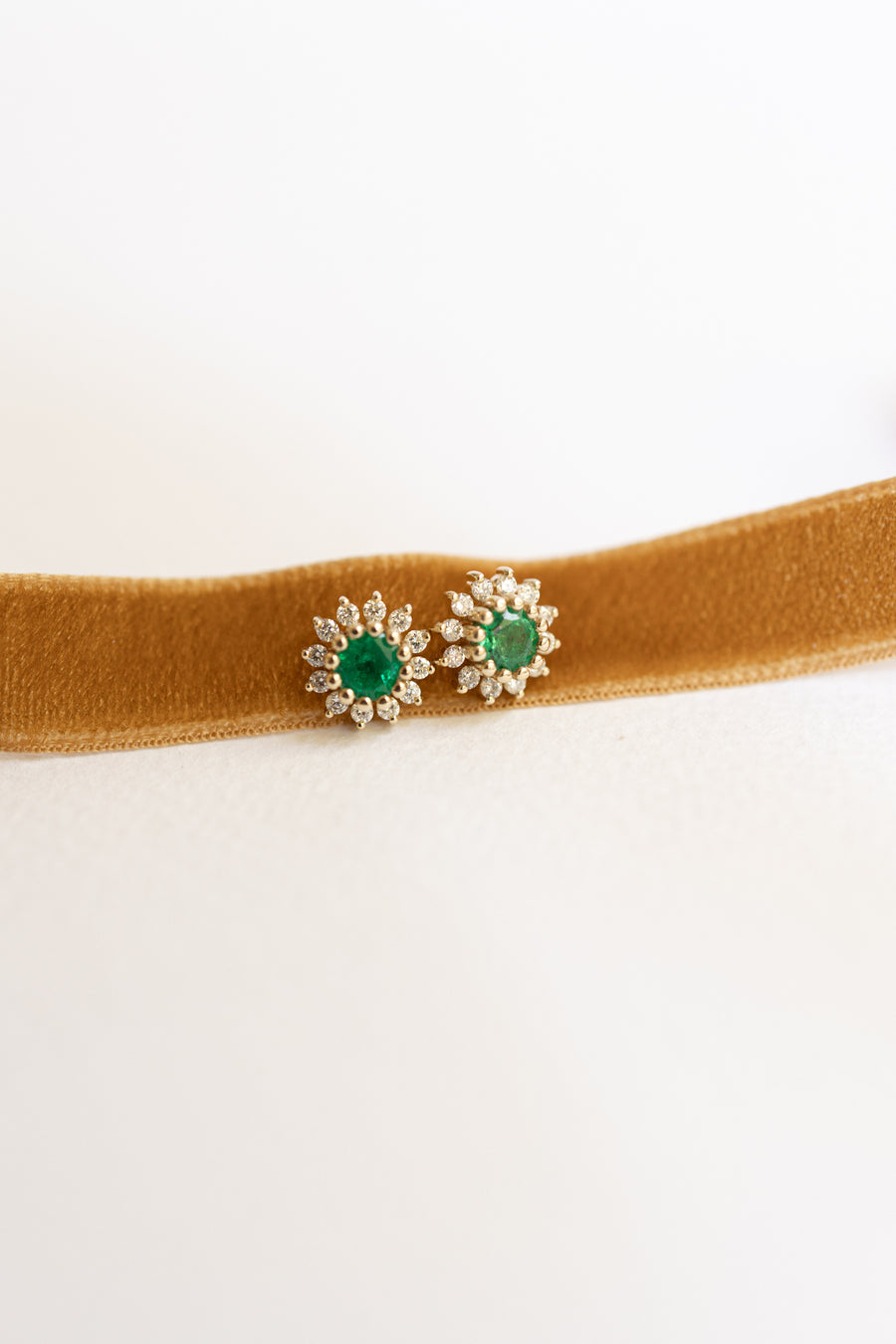 Aretes esmeralda RD 0.7ct con halo de diamantes 0.2ct 14k