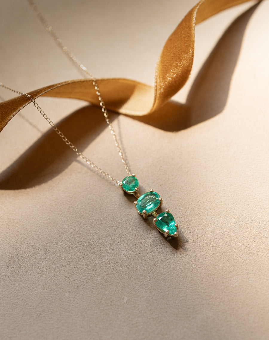 Dije tres esmeraldas 1.9ct 14k